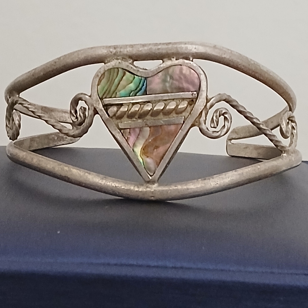 VINTAGE ALPACA | Cuff Bracelet With An Apolonia Heart Center